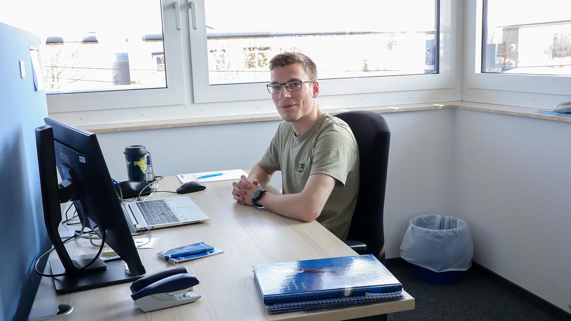 Dualer Student am Schreibtisch