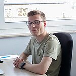 Dualer Student am Schreibtisch