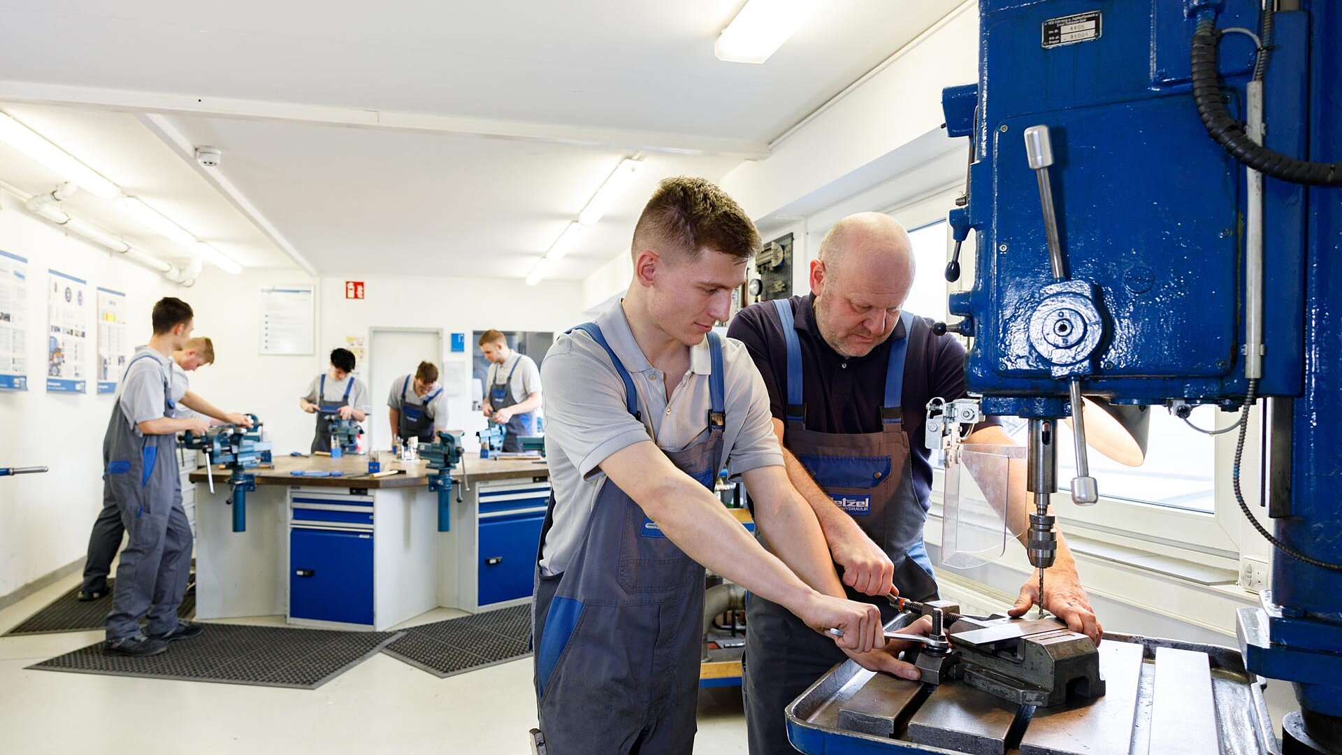 Azubis Bohren an Standbohrmaschine
