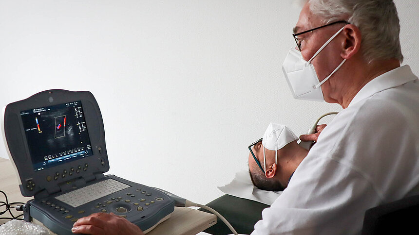 Untersuchung am Hals