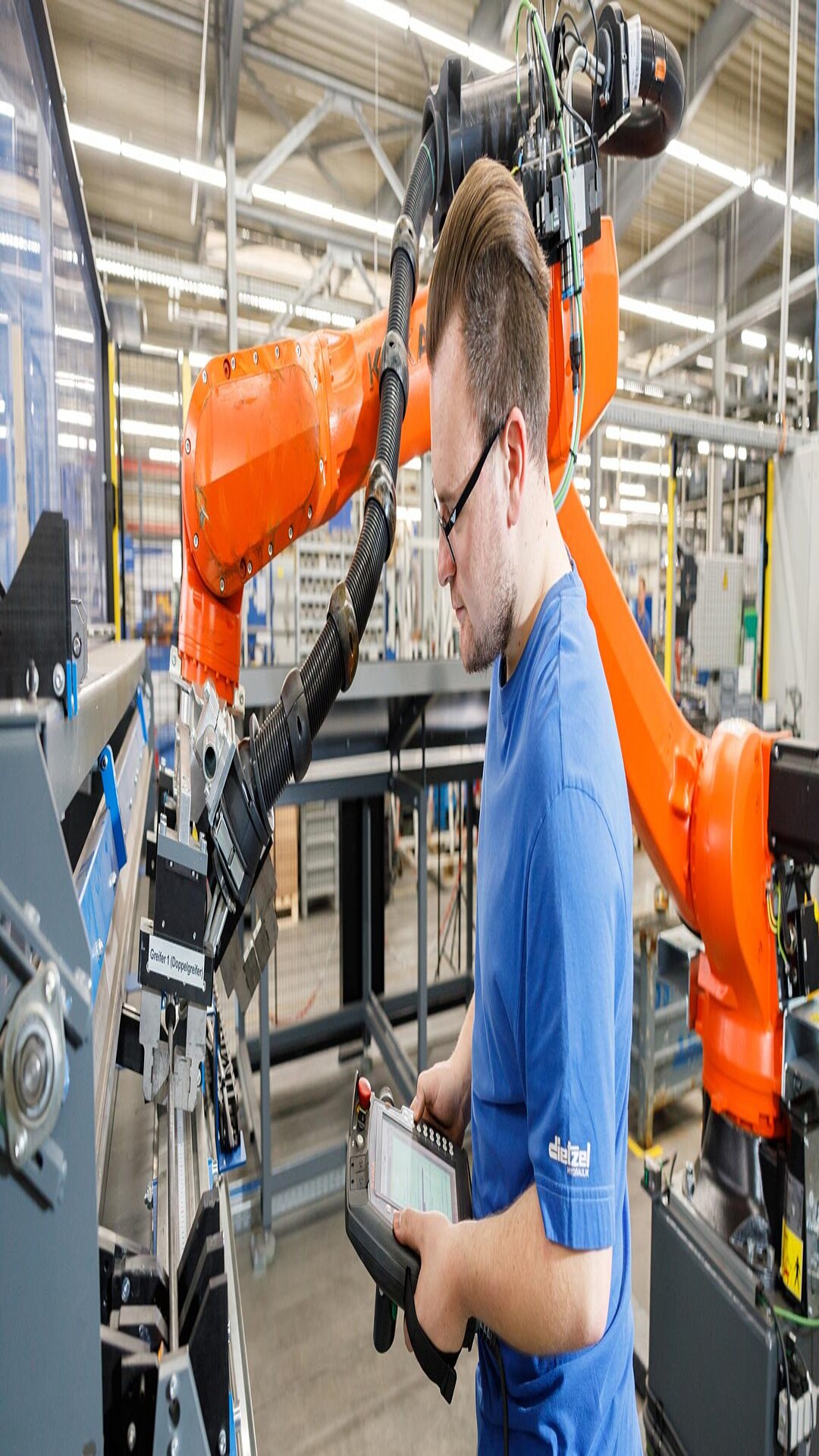 Roboterarm Bedienung an der Fernbedienung