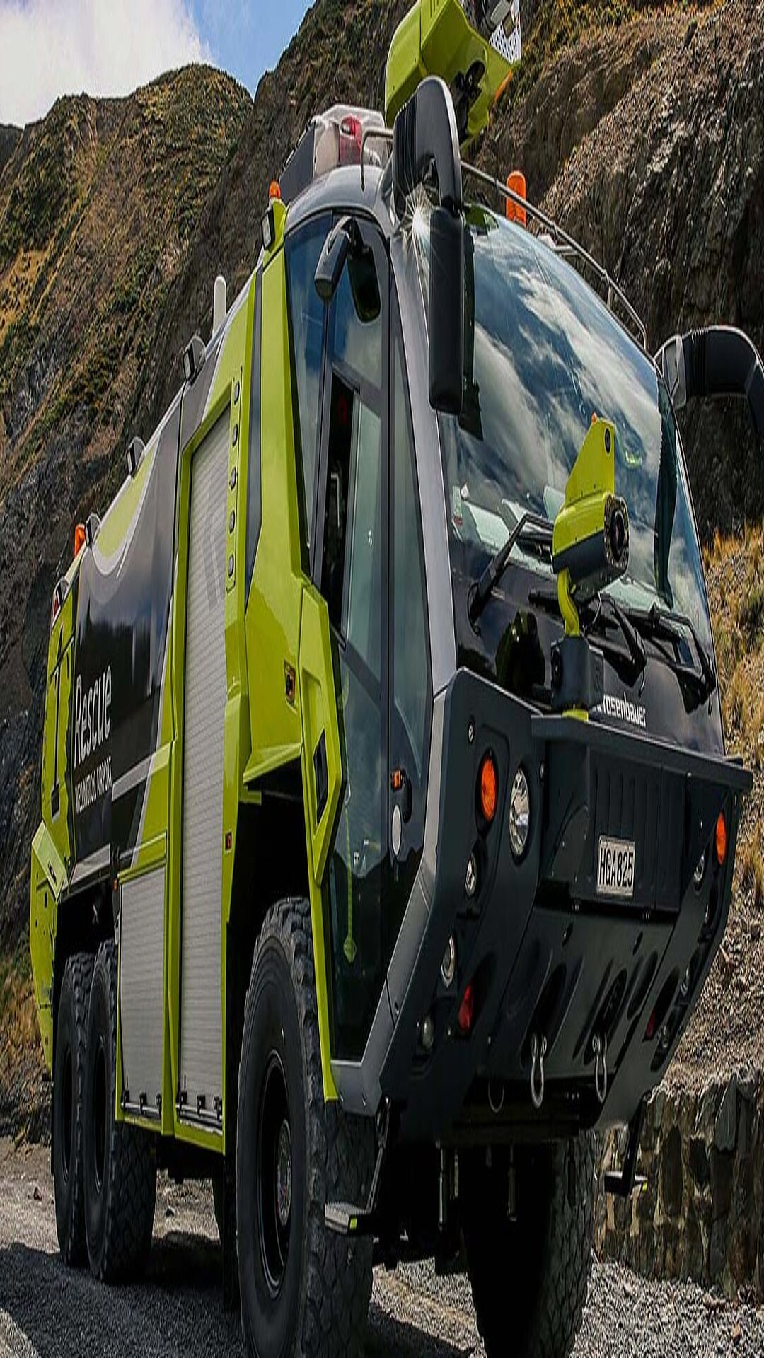 Rettungsfahrzeug in hügeligem Gelände