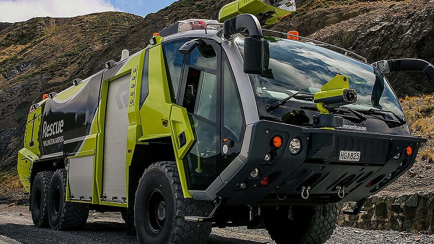 Rettungsfahrzeug in hügeligem Gelände