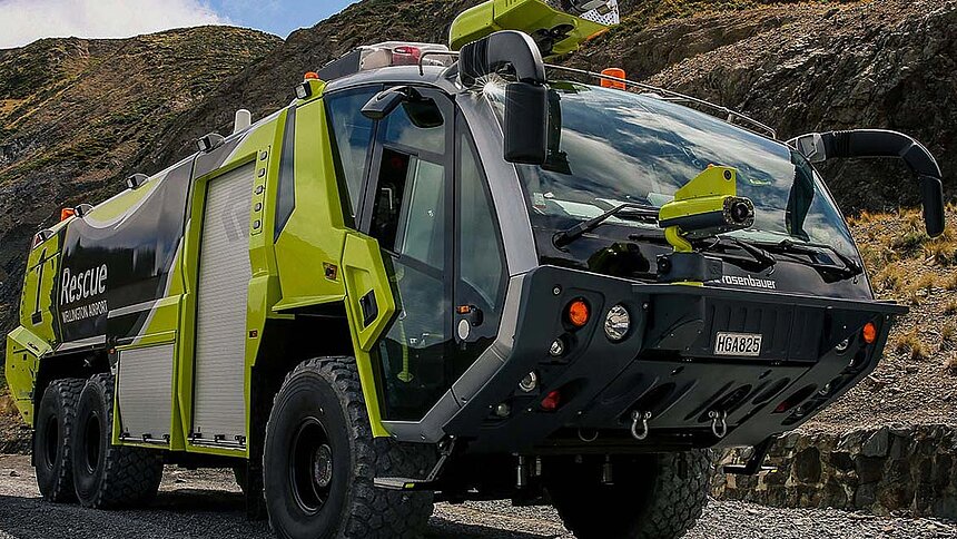 Rettungsfahrzeug in hügeligem Gelände