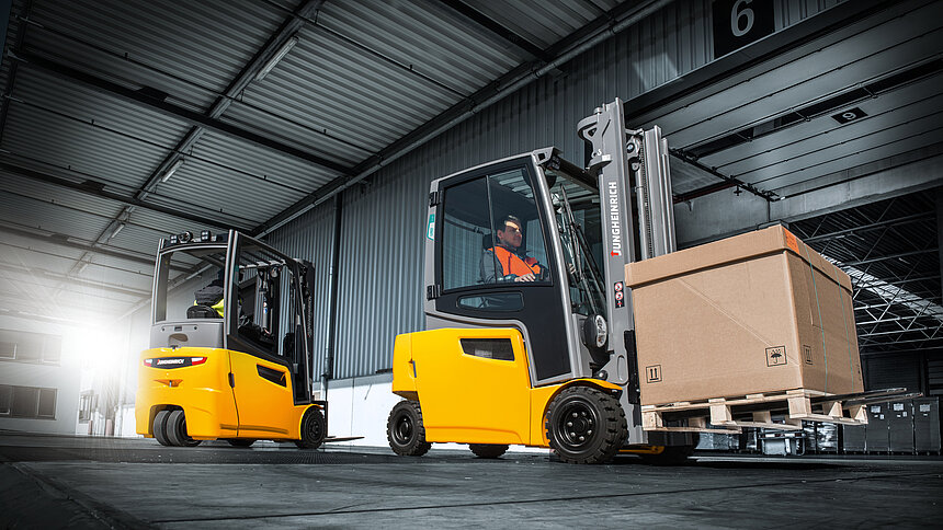Gabelstapler in Halle transportieren Kiste