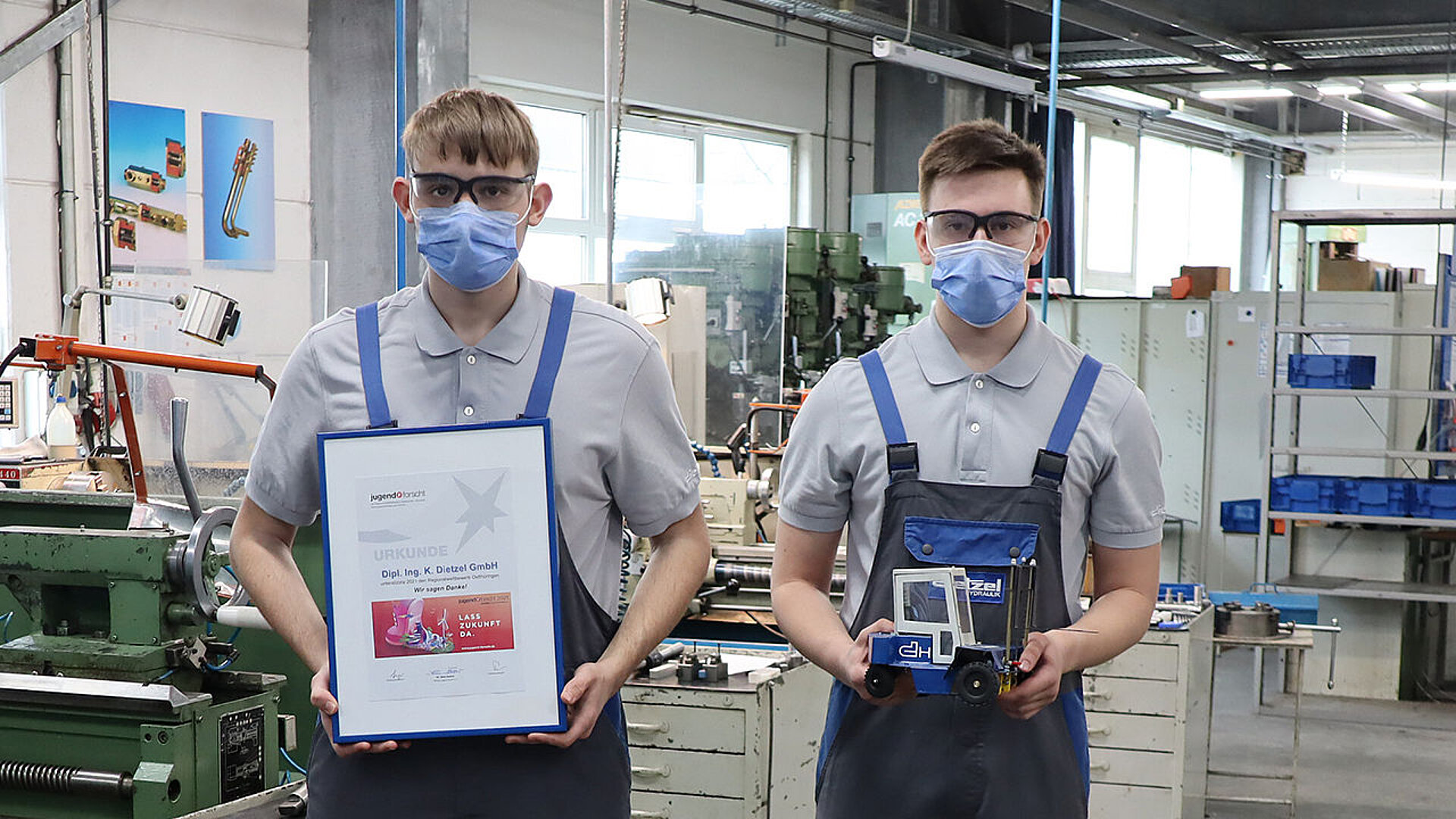 Azubis mit Jugend Forscht Urkunde