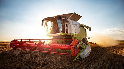 Mähdrescher Landmaschine auf Feld