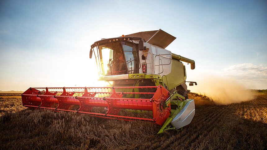 Mähdrescher Landmaschine auf Feld