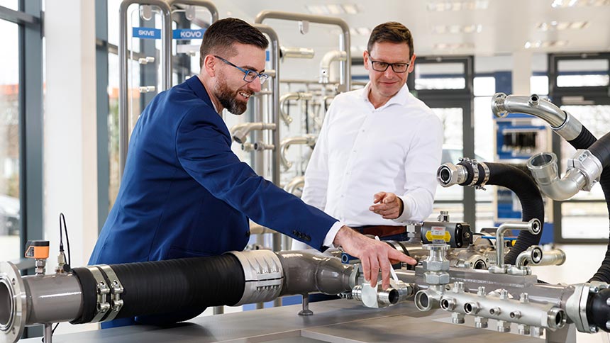 2 Männer bei einer Hydrauliklösung