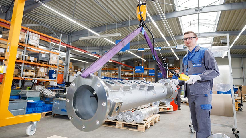 Metallrohr wird von Kran bewegt